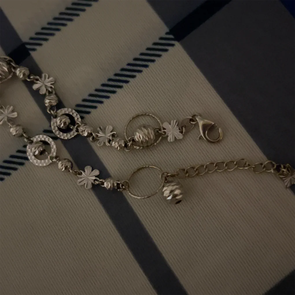 Vòng tay thất lạc