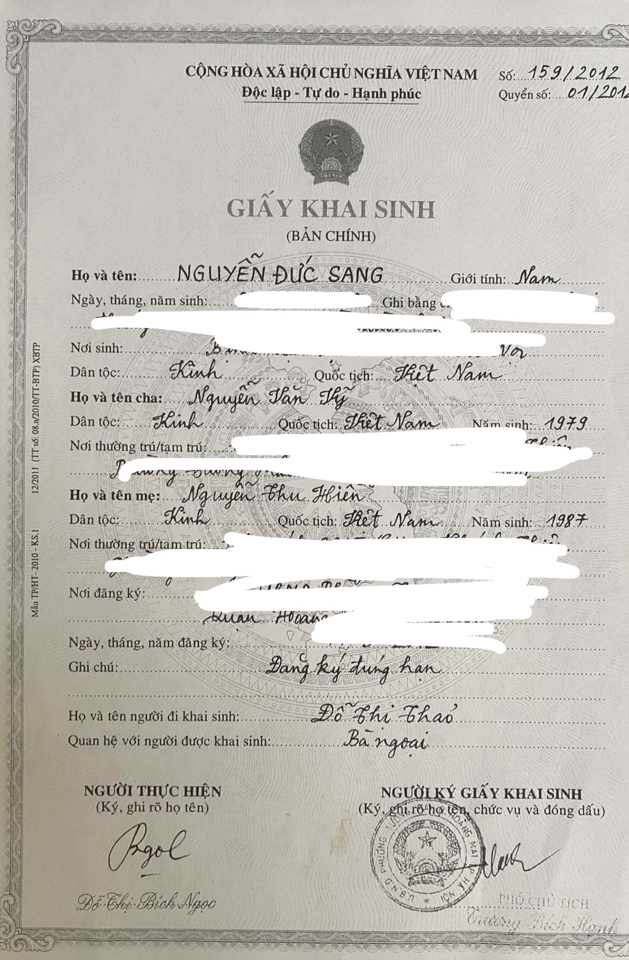 Tìm giấy tờ như ảnh rơi ở Hà Nội