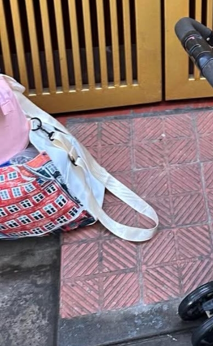 📌 Bỏ quên túi đồ màu trắng họa tiết như hình ở Hà Nội 