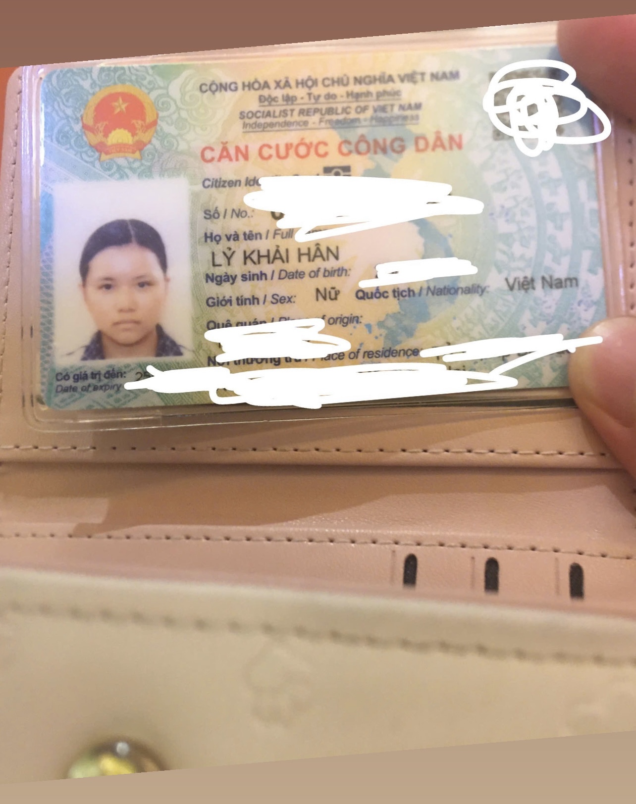 Rơi ví Hồ Chí Minh tên Lỷ Khải Hân