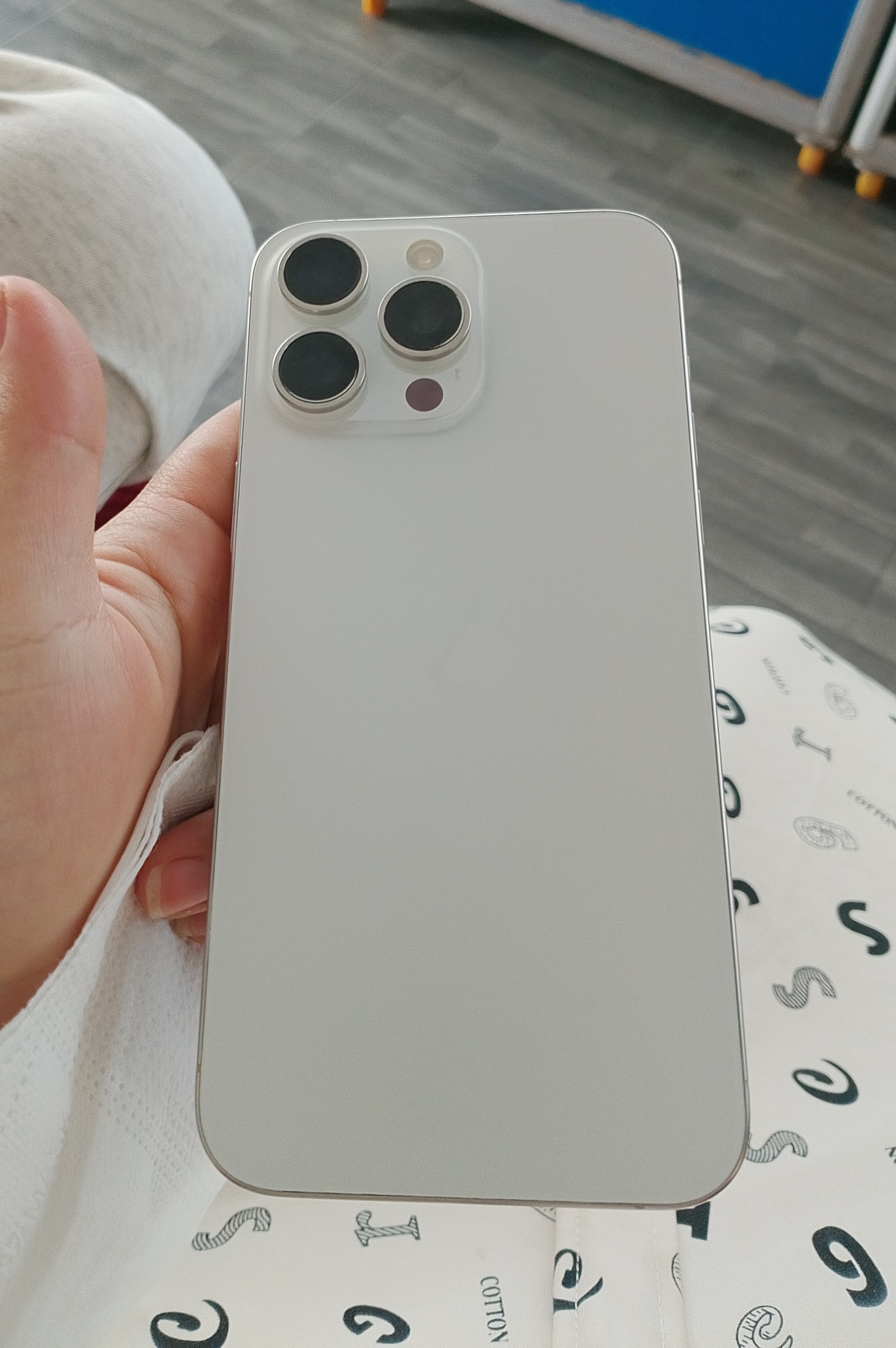 Tìm ip 15pro max màu trắng,ở hòa đồng,ngọc định,xã định quán đồng nai.mất vào ngày 25/04/2026 từ 10h đến 12h.