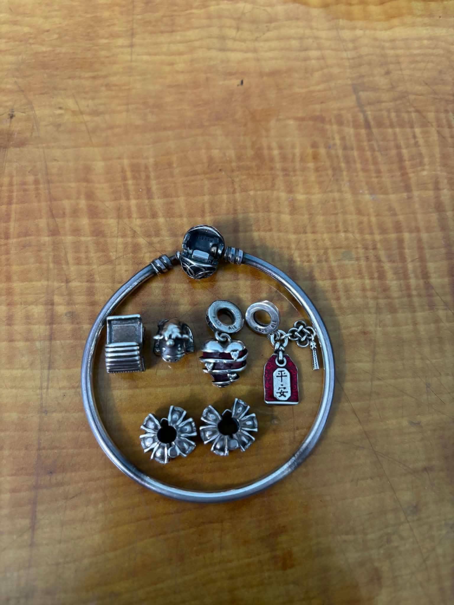 Tìm chuộc vòng pandora( như ảnh) rơi ở Hà Nội
