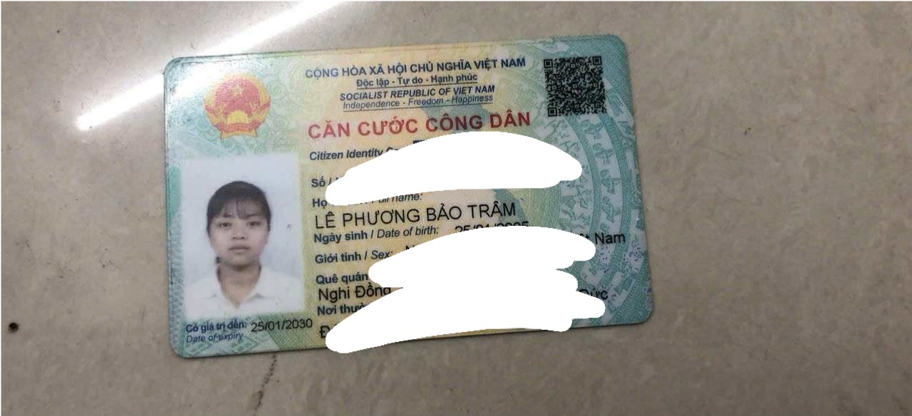 Dạ chiều 25/9 em có đi từ đường Ung Văn Khiêm về đường bình lợi có đánh rơi 1 cái bóp xanh  Tên : Lê Phương Bảo Trâm  Trong bóp có cccd , thẻ ngân hàng , bằng lái , giấy tờ xe cùng với 1 ít tiền mặt Sđt liên lạc : 0898399593  Ai nhặt được cho em xin lại v